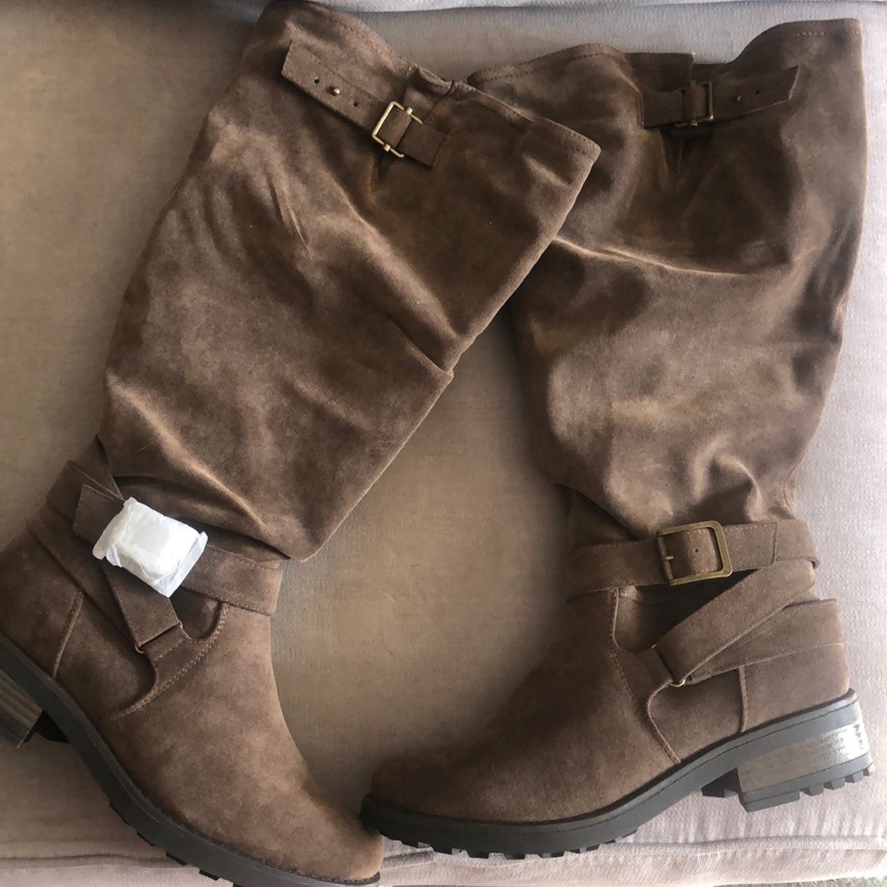 Brown Suede boots with buckle